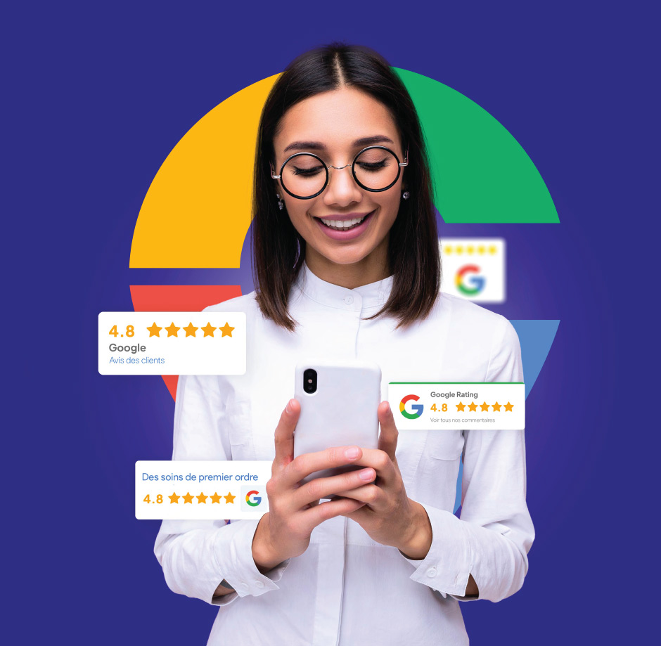 Femme souriante utilisant son téléphone avec des cartes d'évaluation Google