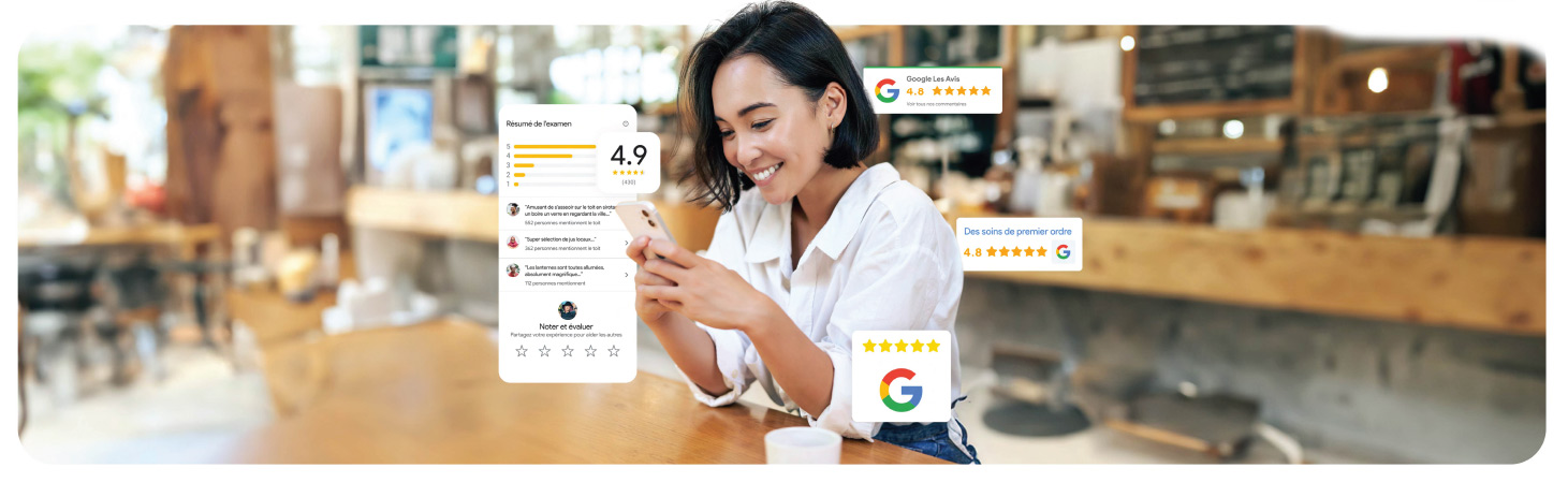 Femme souriante utilisant son téléphone avec des évaluations Google